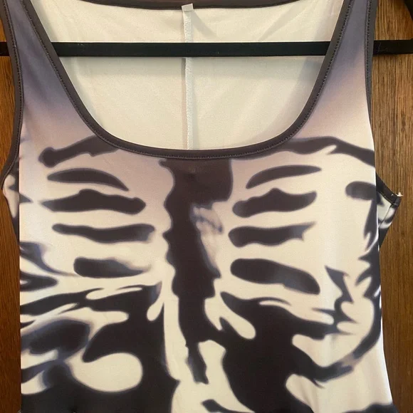 Chic Skeleton Print Maxi Dress in Black and White - Picture 2 of 5